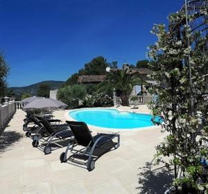 Maisons de vacances GITE LES PINS piscine chauffee jardin privatif climatisation Wifi parking : photos des chambres