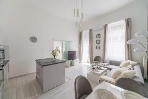 Downtown GEM AirCond close to Heroes square