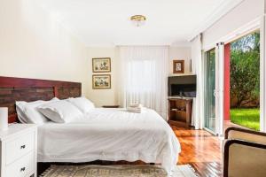 Villa Artigar, garden, swimming pool and bbq.