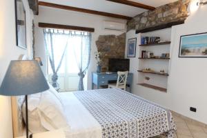 COASTAL Seaview Suite & CENTRAL BALCONY Street View Studio