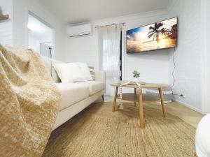 Seafoam Hideaway - Oceanfront Stay for 4