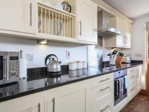 6 Court Cottage, Hillfield Village