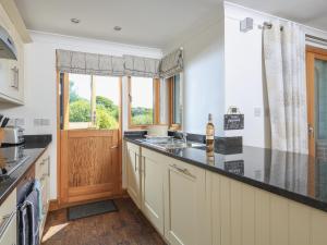 6 Court Cottage, Hillfield Village