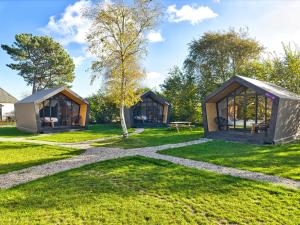 Tenthuisje in het groen, een hotelsuite met eigen badkamer