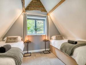 2 bedroom cosy cottage with hot tub in hambrook close to Bristol City Centre