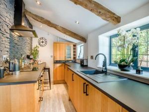 2 bedroom cosy cottage with hot tub in hambrook close to Bristol City Centre