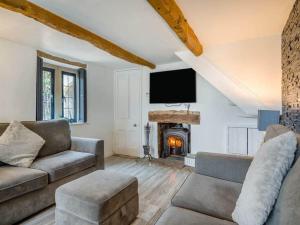 2 bedroom cosy cottage with hot tub in hambrook close to Bristol City Centre