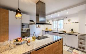 Awesome Apartment In Alcaucín With Wifi