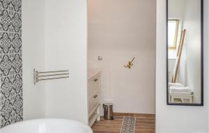 Maisons de vacances Lovely Home In Plouezec With House Sea View : photos des chambres