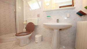 Apartment Violet with a garden