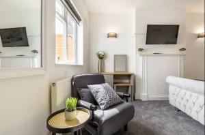 Spacious 3-Bedroom Apartment with Free Parking Near London