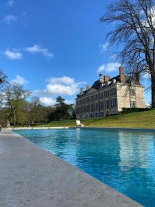 Superb Chateausuites with pool at the Loire horseboxes for 20 guests