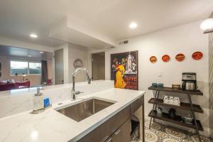 Modern Apartment close to freeway!