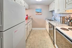 Bright Myrtle Beach Condo with Private Balcony!