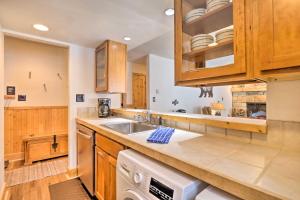Charming Vail Condo with Patio and Mountain Views