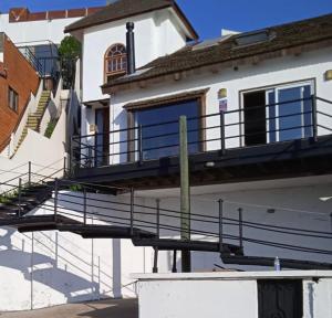 Linda casa con terraza y vista al mar
