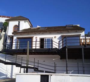 Linda casa con terraza y vista al mar