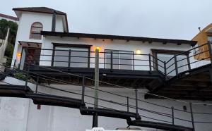 Linda casa con terraza y vista al mar