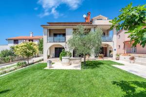Apartment with private pool