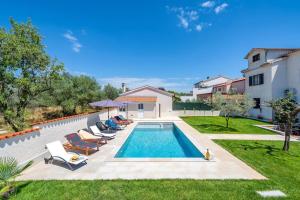 Apartment with private pool