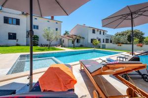 Apartment with private pool