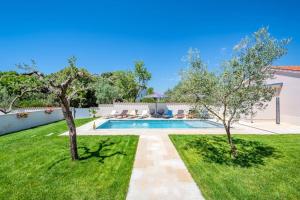 Apartment with private pool