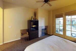 LV005 Downstairs Studio Just Steps from the Pool