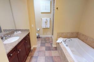 LV005 Downstairs Studio Just Steps from the Pool