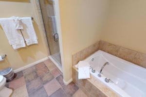 LV005 Downstairs Studio Just Steps from the Pool