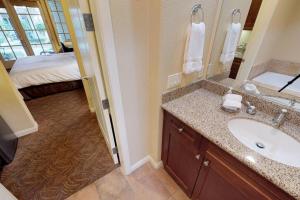 LV005 Downstairs Studio Just Steps from the Pool