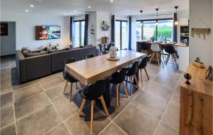 Maisons de vacances 3 Bedroom Awesome Home In Plouguerneau : photos des chambres
