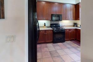 LV202 Downstairs 2 Bedroom Steps from the Pool