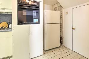 Vintage Galveston Apt Less Than half Mi to Porretto Beach!