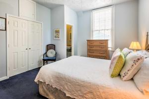 Vintage Galveston Apt Less Than half Mi to Porretto Beach!