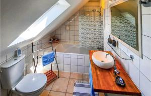Maisons de vacances Gorgeous Home In Tregunc With Kitchen : photos des chambres