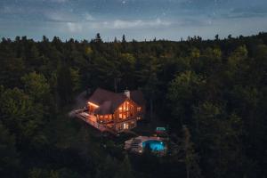 Chalet White Wolf SPA at Fiddlers Lake