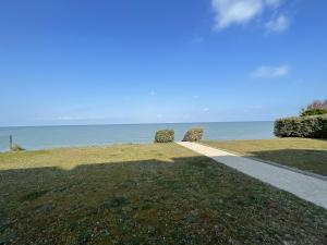 Joli T2 en front de mer avec accès direct plage, terrasse privative, parking et Wi-Fi gratuit - FR-1-361-45