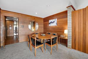 Grey Kangaroo - 2BR l Lake Front l Pet Friendly l Air-Con l BBQ l WiFi