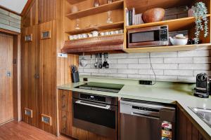 Grey Kangaroo - 2BR l Lake Front l Pet Friendly l Air-Con l BBQ l WiFi