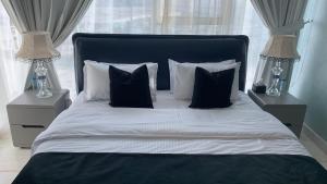 Beautiful 2 Bedroom High Floor Bays