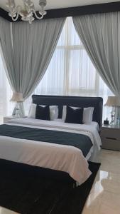 Beautiful 2 Bedroom High Floor Bays