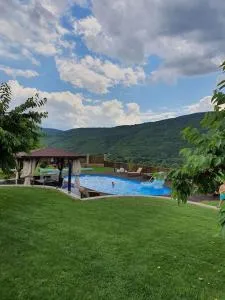 Вила с басейн и джакузи - Zemen