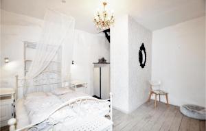 Gorgeous Home In Villeseque Des Corbier