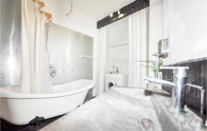 Maisons de vacances Beautiful Home In Villeseque Des Corbier With House A Panoramic View : photos des chambres