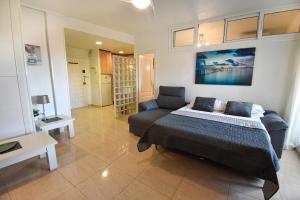 BENAL BEACH, Superb 2 Bedroom 2 Bathroom Beach front Apartment sleeps 6
