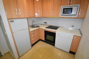 BENAL BEACH, Superb 2 Bedroom 2 Bathroom Beach front Apartment sleeps 6