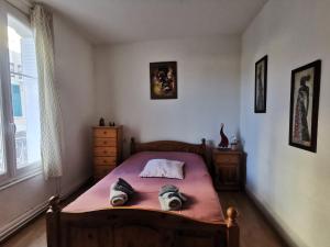 Bel appartement tout équipé! Proche des parcs, avec sa cour privative et sa place de parking sécurisée à 450 m du logement