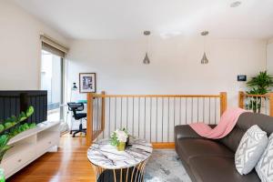 Designbrightcosy townhouse between airport &city