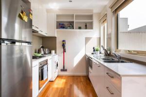 Designbrightcosy townhouse between airport &city