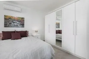 The view & art gallery apartment, free parking - Makar